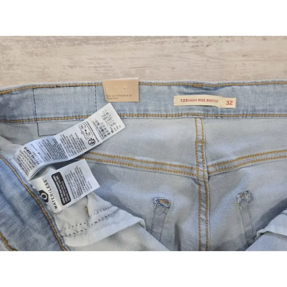 Levi's 725 High Rise Bootcut Jeans Women's NWT Size 32 Light Wash Frayed Raw Hem